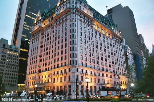 Khách sạn New York Plaza Hotel mang đến sự cân bằng tối ưu giữa phong cách cổ điển với lịch sử đa dạng và yếu tố hiện đại. Khách sạn có 282 phòng sang trọng, trong đó có 102 gian phòng được cho là lớn hơn bất cứ phòng nào tại tất cả các khách sạn khác trong cùng thành phố New York. Sự trang trí xa hoa, Plaza Food Hall, Champagne Bar, công tác vệ sinh hoàn hảo cùng với dịch vụ quản gia luôn sẵn sàng mang đến cho bạn những trải nghiệm sang trọng và tuyệt vời nhất tại khách sạn này. 
