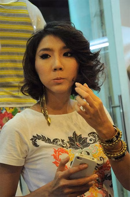 Chiếc điện thoại iPhone 4S từng rất nổi cũng được Ngọc Quyên sử dụng. Ảnh: ĐSPL.