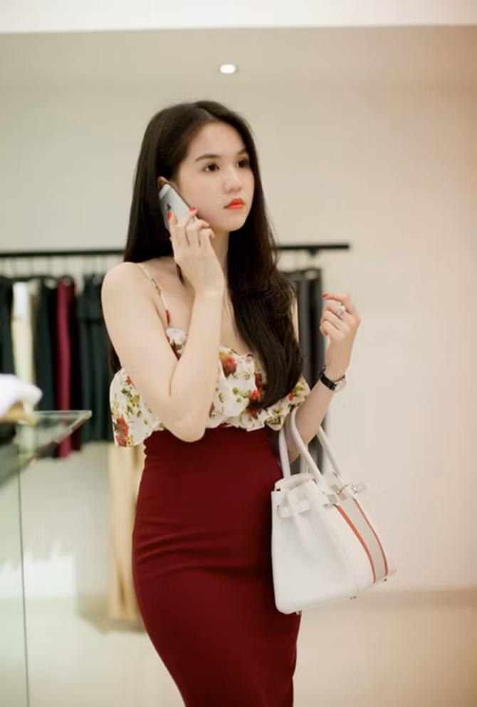 Fan hâm mộ thường xuyên bắt gặp và ghi lại hình ảnh Ngọc Trinh với chiếc iPhone trong tay. Trong ảnh cho thấy người đẹp từng sử dụng iPhone 5S tuyệt đẹp. Ảnh: Dân Việt.