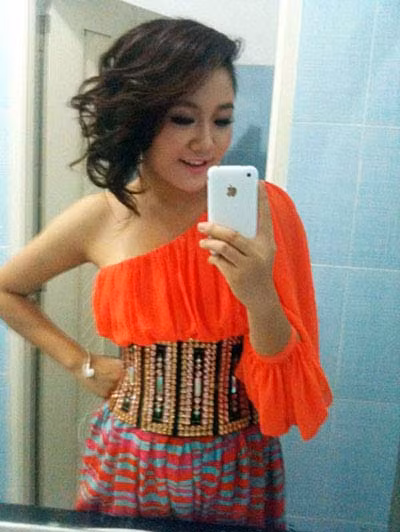 Nữ ca sĩ Văn Mai Hương cũng là fan cuồng iPhone không kém. Trong ảnh là lúc cô chụp ảnh tự sướng bằng iPhone 3 màu trắng. Ảnh: Em đẹp.