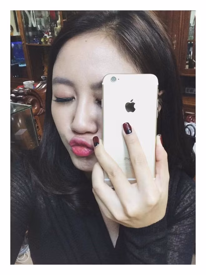 Văn Mai Hương biểu cảm khoe điện thoại iPhone 6 mới tậu. Ảnh: FBNV.