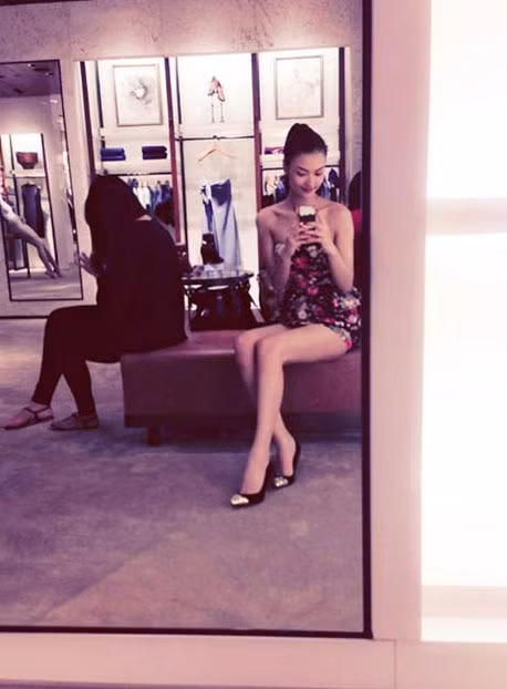 Người mẫu Hồng Quế chụp ảnh tự sướng bằng Iphone. Ảnh: ĐSPL.