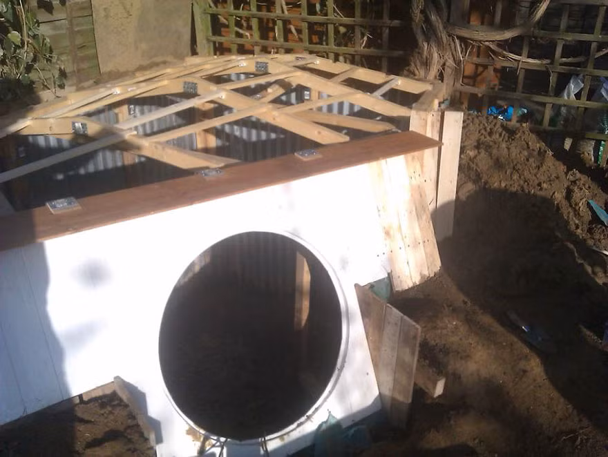 Nhôm được đặt xung quanh tường chống thấm, sau đó mới trát thêm hai lớp bê tông dày trong ngoài và lợp mái ngói chống thấm.