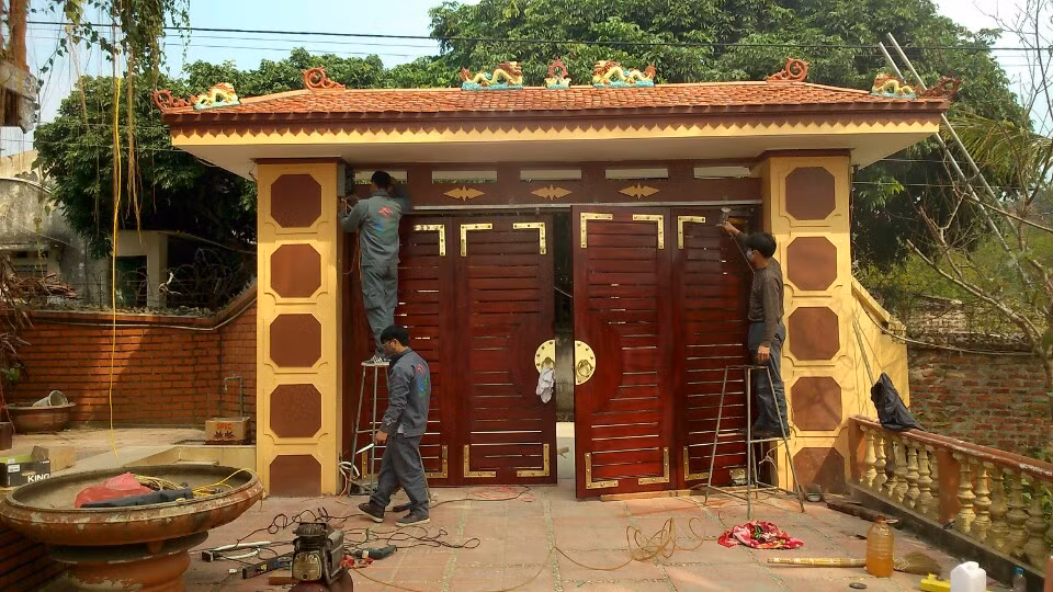 Cổng gỗ tự nhiên thường gặp là loại cổng 2 cánh. Loại cổng gỗ 4 cánh ít gặp hơn những cũng rất được ưa chuộng. Ảnh: Nhatuonglai.