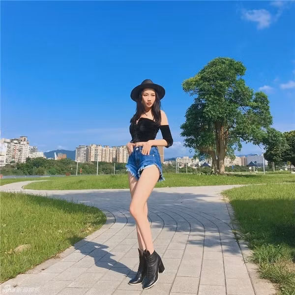 Không chỉ may mắn sinh ra trong gia đình giàu có, Hàn Giới Ý còn sở hữu gương mặt khả ái cùng thân hình quyến rũ, “bốc lửa”.