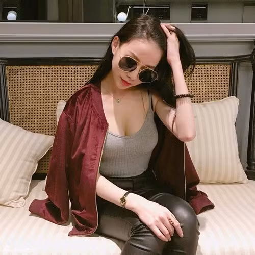 Từ khi đi học, Hàn Giới Ý đã là “nhân vật trong truyền thuyết” được nhiều người ngưỡng mộ vì có cuộc sống sung sướng, giàu sang, thoải mái vung tiền thỏa thích cho những thú vui của mình. Lên đại học, người đẹp tiếp tục nổi tiếng và trở thành Hoa khôi của Đại học quốc lập Dương Minh.