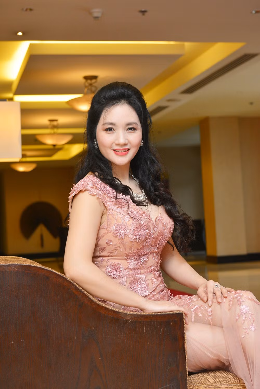 Người luôn theo sát cô con gái xinh đẹp là bà Lê Thanh Hòa. Không những là một người phụ nữ đẹp mà bà Hòa còn rất thành đạt. Bà Hòa làm chủ spa tại nhà và còn có thêm 2 công ty kinh doanh ô tô và lốp ô tô.