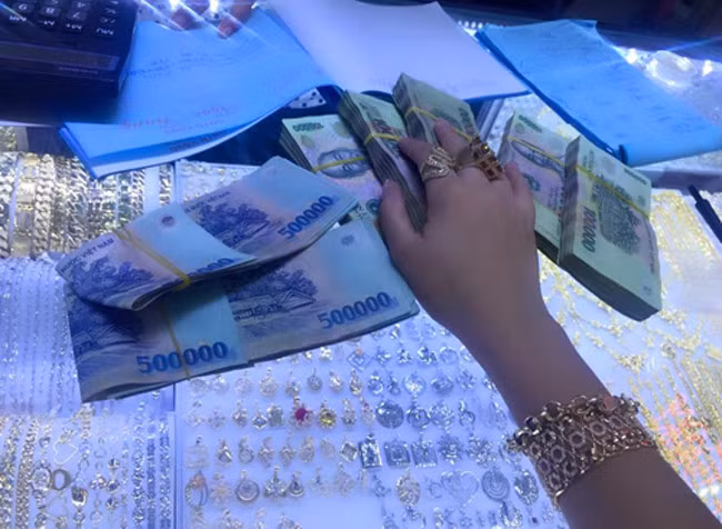 Một hình ảnh khoe vòng vàng, nhẫn rắn kim cương và tiền... trên trang facebook cá nhân của Phi Thanh Vân. Ảnh: Dân Việt.