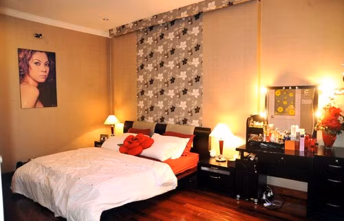 Phòng ngủ được thiết kế, trang trí bằng gam màu nóng.