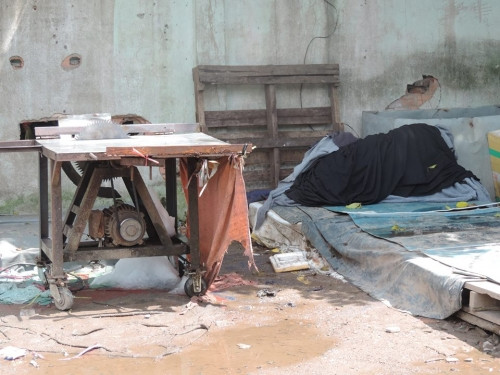 Không ai nghĩ đây là khu vực sản xuất nước đá uống. Khu vực siêu bẩn, bụi cát đóng dày đặc trên từng tấm bạt đựng đá.