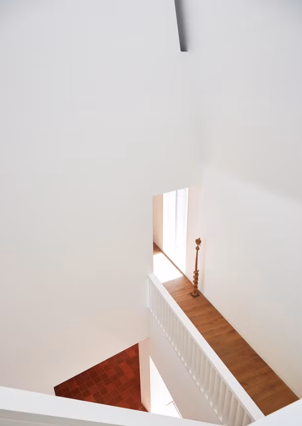 Tường nhà được sơn màu trắng tạo cảm giác thoáng mát, rộng rãi và sáng sủa. (Ảnh James Morris)