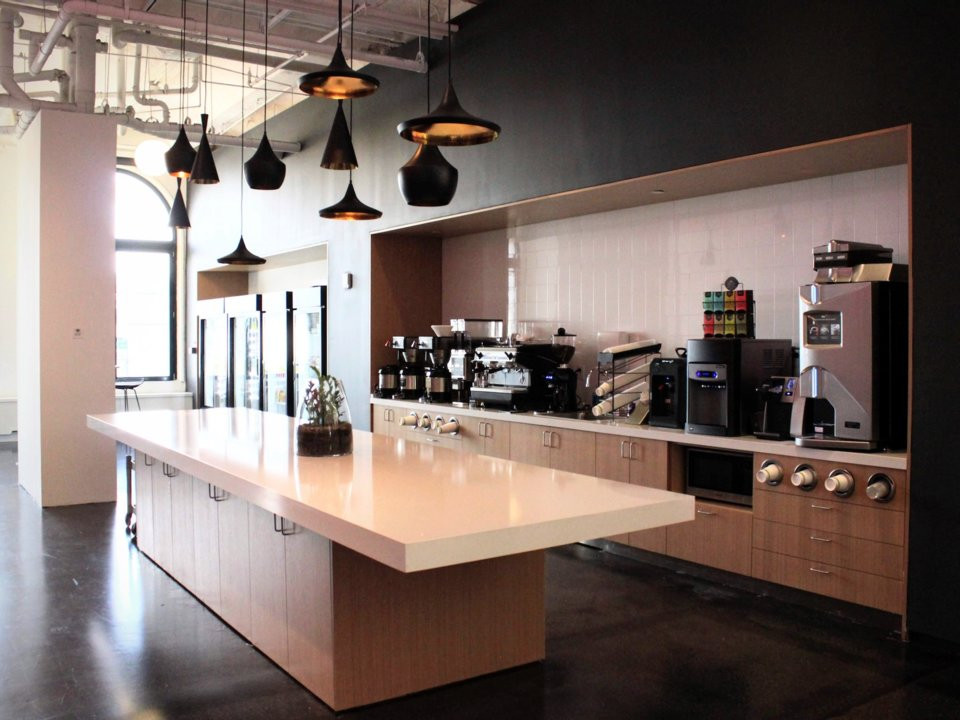 Nhà bếp của Instagram luôn đầy ắp cafe và trà, nước trái cây, các loại đồ uống và cả bỏng ngô.