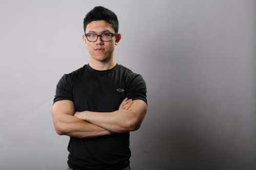 Bỏ việc nước ngoài về Việt Nam. Chàng trai Nguyễn Trí Dũng đã tốt nghiệp ĐH Hendrix College (Mỹ) với tấm bằng xuất sắc. Chính vì thế mà anh đã có cơ hội để làm tại một công ty Singapore với mức lương vài nghìn đô. Tuy nhiên, làm được 3 tháng thì chàng trai này từ bỏ về Việt Nam để xây dựng thương hiệu riêng.