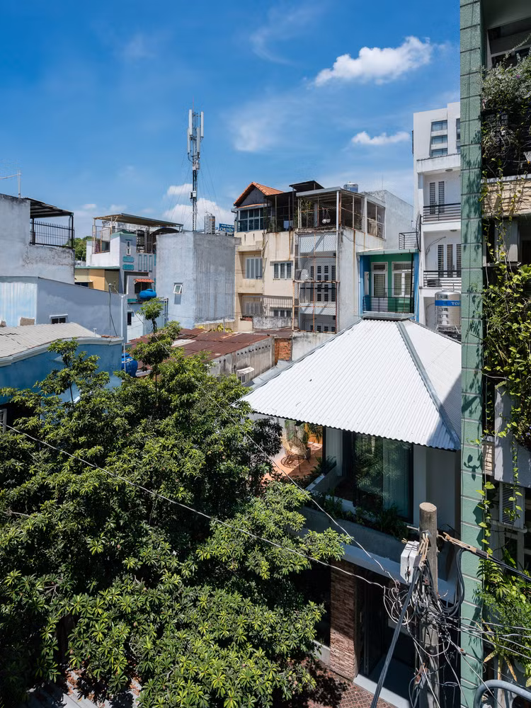 Chỉ rộng 120 m2 nhưng ngôi nhà có tên “The Umbrella” tại quận Phú Nhuận, TP HCM vẫn được khen nức nở nhờ thiết kế thông minh, sáng tạo.