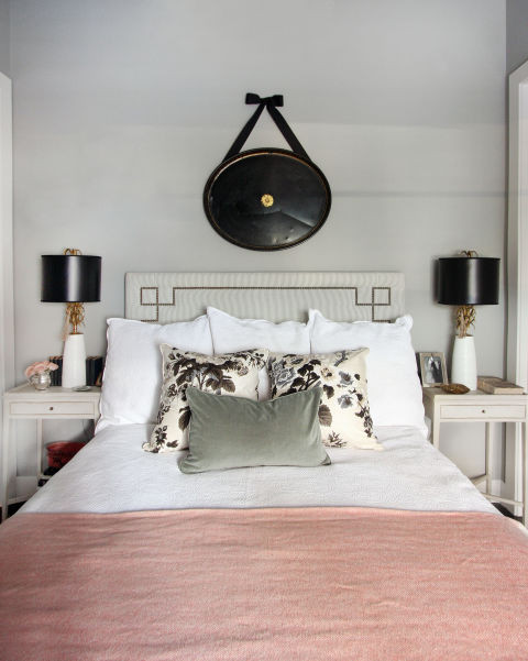 Hiếm ai nghĩ là phòng ngủ này ở trong một nhà kho cũ kỹ. Gia chủ dùng màu sáng làm chủ đạo, nhấn nhá thêm màu đen để căn phòng đỡ nhàm chán.