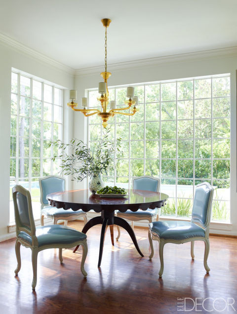 Phòng ăn tràn ngập ánh sáng. Một căn phòng như thế này sẽ khiến cho gia chủ tiết kiệm điện hết mức bởi những ô cửa kính đón ánh sáng và cũng tạo cho ta cảm giác thoáng đãng gần với thiên nhiên.