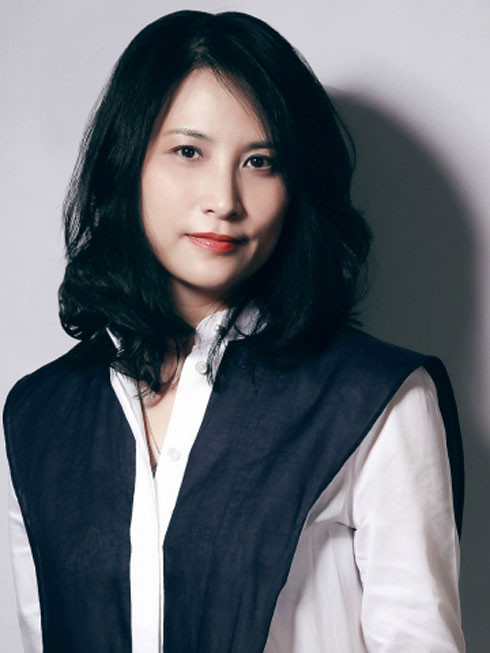 Điều đặc biệt ở cô gái này là đã tốt nghiệp những ngành học chẳng liên quan gì đến thời trang. Hoài Anh tốt nghiệp ĐH Khoa Học Xã Hội &amp; Nhân Văn Hà Nội và ĐH Khoa Học Kinh Tế Quốc Dân TP.HCM với chuyên ngành Ngôn Ngữ học và Kinh Tế.