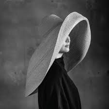 Trước khi bước vào ngành kinh doanh thời trang, cô gái trẻ làm marketing cho các công ty lớn ở Việt Nam như Vietnam Airlines, Swiss Airlines.