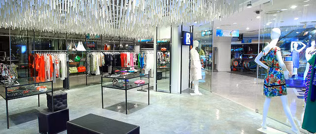 Năm 2006, Hoài Anh thử sức với chuỗi cửa hàng đầu tiên Sergio Rossi tại khách sạn Metropole Hà Nội. Cửa hàng này phát đạt đến nỗi cô lấy đà để tiếp tục hợp tác với các nhãn hiệu cao cấp để mở thêm nhiều chuỗi hàng khác.