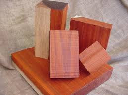 Gỗ Lim là một trong những loại gỗ quý, được xếp hàng thượng đẳng trong giới nghệ nhân mộc Việt Nam, có độ bền cao, có khả năng chống chịu mối mọt vô cùng tốt. Chính vì vậy, gỗ lim thường được chọn cho những ngôi biệt thự cổ, sàn nhà, cầu thang… Ảnh minh họa.