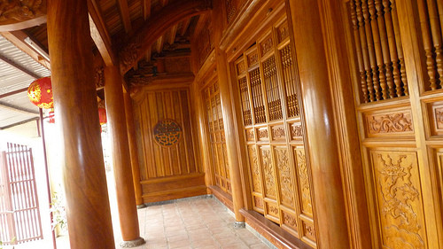 Việc sở hữu một bộ cửa biệt thự, sàn nhà, cầu thang… làm bằng gỗ lim cho thấy chủ nhân là một người giàu có, phải bỏ ra số tiền lớn mới có thể tậu được gỗ lim. Ảnh minh họa.