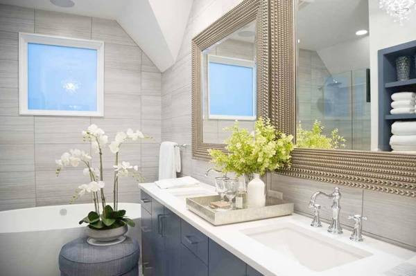 Hoa lan là một loài hoa đẹp và phát triển tốt trong môi trường nóng ẩm. Vì vậy, bạn có thể đặt một chậu hoa lan nhỏ xinh ở khu vực bồn rửa mặt, gần với gương soi. Ảnh: Kientrucmoi.