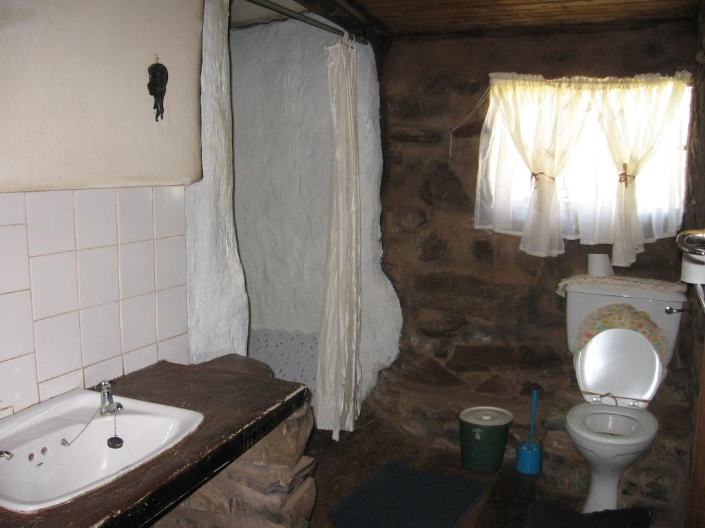 Ngôi nhà được trang bị dầy đủ tiện nghi từ TV, tủ lạnh, lò vi sóng...Ảnh: bstatic.