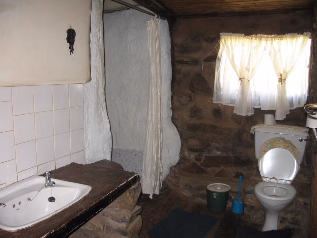 Ngôi nhà được trang bị dầy đủ tiện nghi từ TV, tủ lạnh, lò vi sóng...Ảnh: bstatic.