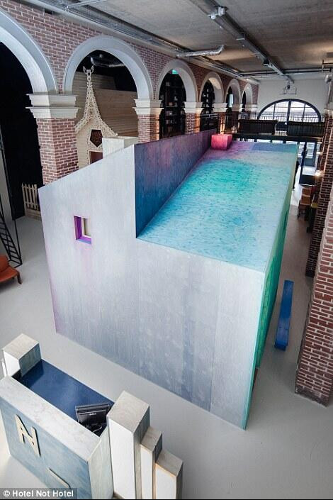 Điểm đặc biệt, khách sạn này cũng có quán Bar riêng của mình – mang tên Kevin Bacon. Tên của quán bar được lấy theo tên một diễn viên. Tên khách sạn đã là điểm độc đáo thu hút đầu tiên của nó, Hotel Not Hotel (Khách sạn không phải là khách sạn), tuy nhiên nó cũng có nghĩa rằng nội thất khách sạn là hoàn toàn “không bình thường”. 