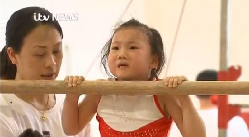 Hầu hết những trẻ trong trường thể thao được tuyển chọn từ những vùng quê nghèo. Bố mẹ chúng gửi gắm ước mơ thoát nghèo, thay đổi vận mệnh nếu lớn lên có được tấm huy chương Olympic.