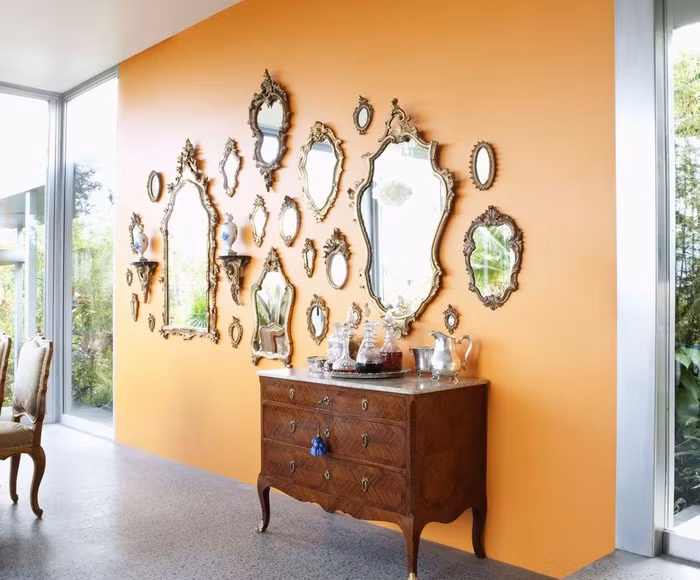 Nhiều gương trên tường: Phòng khách của bạn sẽ trông đẹp hơn và thu hút được nhiều năng lượng hơn nếu bạn treo nhiều loại gương khác nhau. Treo nhiều gương cũng là một dấu hiệu phong thủy tốt. Hãy treo gương ở độ cao hợp lý để gương có thể phản chiếu ánh sáng tốt hơn.