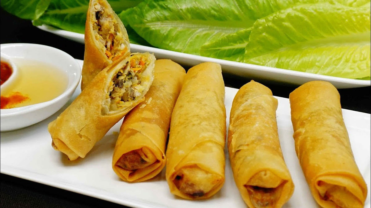 Do đó, tại các chợ, món này bán rất chạy hàng, bởi chị em ngại lích kích mua các loại nguyên liệu để chế biến, trong khi giá bán lại rất bình dân từ 5.000 – 7.000đ/chiếc. Chỉ với vài chục nghìn, mỗi gia đình đã có thêm một món cúng rất ý nghĩa. Ảnh: Món ngon mỗi ngày.