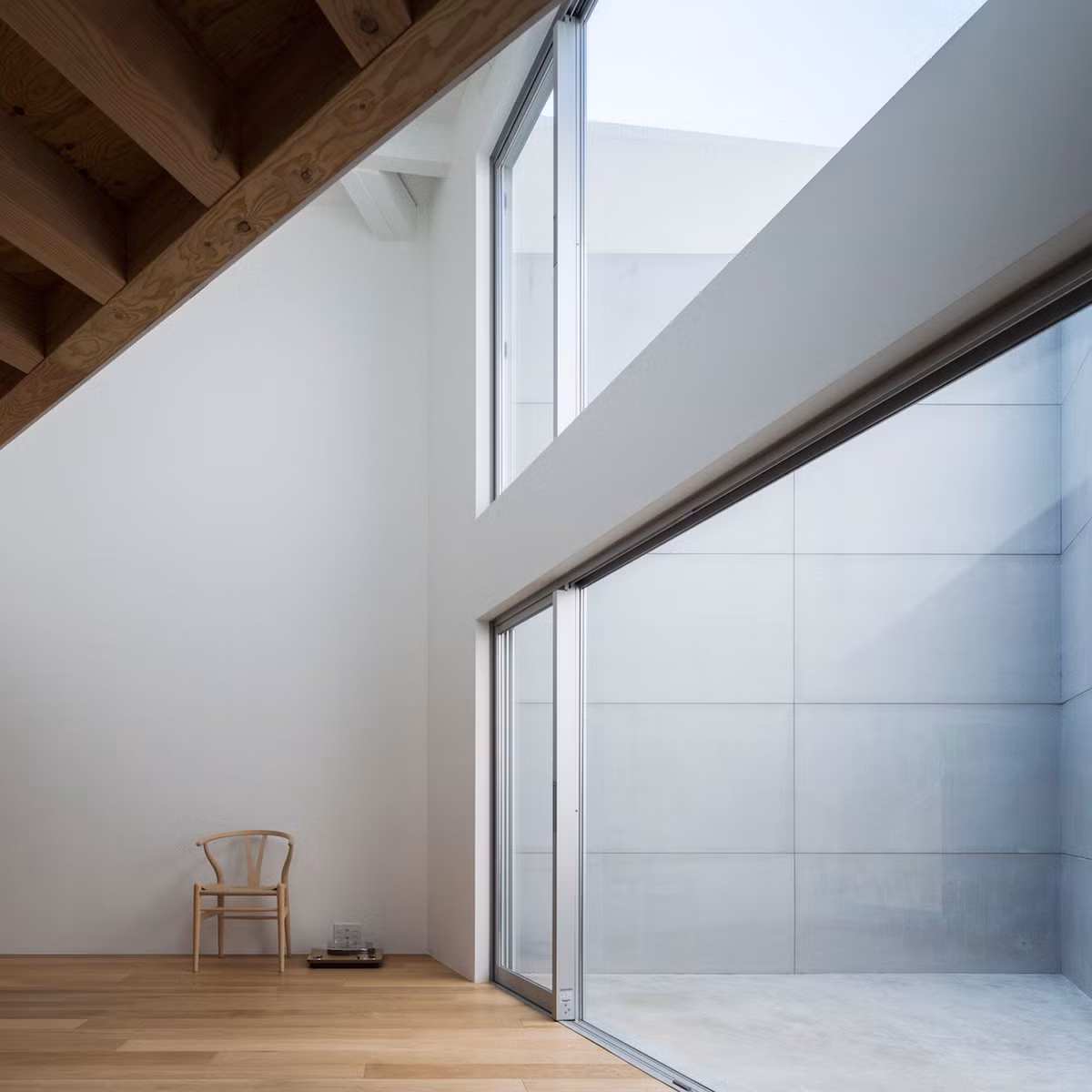 Gần như không có cửa sổ nhưng một ngôi nhà ở Tokyo vẫn ngập sáng nhờ giếng trời. Ảnh: Dezeen.