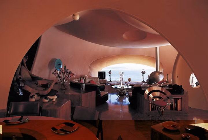 Những khu vườn, ao hồ và bể bơi trải khắp khu nhà trông giống như “vườn địa đàng”.