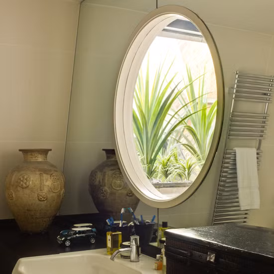 Một ô cửa sổ tròn nhỏ xinh giúp lưu thông không khí trong phòng tắm. Ảnh: Thegioididong.