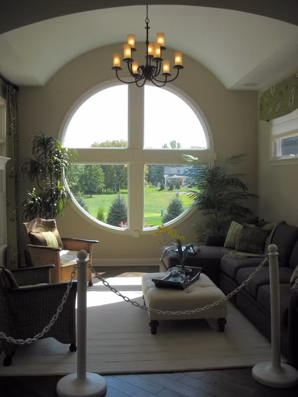 Cửa sổ tròn to giúp căn phòng hứng toàn bộ ánh sáng. Ảnh: 1000maucuadep.