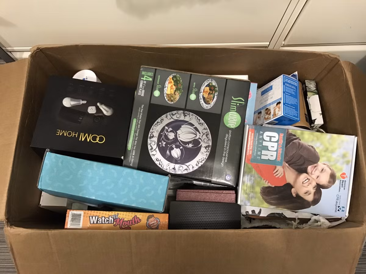 Đa số các món đồ trong hộp quà này là đồ dùng hàng ngày như mỹ phẩm, bánh kẹo... cùng với đó là một số tour du lịch giá rẻ.