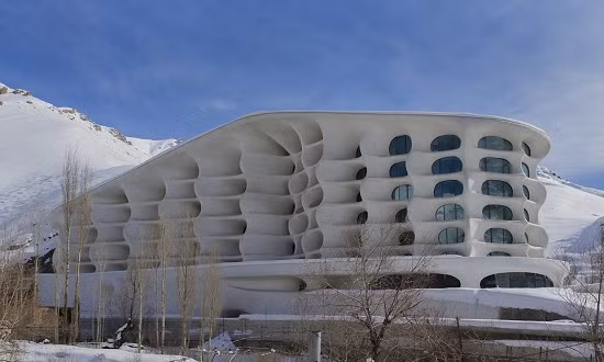 Barin Ski Resort tại Iran nằm ở dãy núi Alborz, cách thủ đô Tehran một giờ lái xe. Tại khu nghỉ dưỡng này bạn có thể nhìn thấy bầu trời xanh, tận hưởng không khí trong lành và trải nghiệm môn trượt tuyết thú vị.