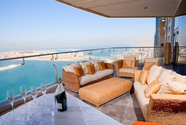 Tất cả đều được lát đá cẩm thạch. Căn biệt thự còn sở hữu một bể sục riêng, phòng xông hơi, phòng tập thể dục, phòng giải trí và sân lượng rộng lớn nhìn được toàn cảnh.