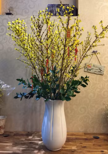 Mai Mỹ rất được ưa chuộng trên thị trường Hà Nội cũng như TP HCM. Điều khiến loài hoa này trở nên đặc biệt, hút khách đó là hoa có thể tươi trong khoảng 20 ngày trưng và chỉ héo, khô chứ không bị rụng. Mỗi bình hoa có giá lên đến chục triệu đồng. Ảnh: Litiflorist.