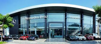 Mercedes - Benz đứng thứ 15, là một trong những tập đoàn hàng đầu về kinh doanh ô tô.