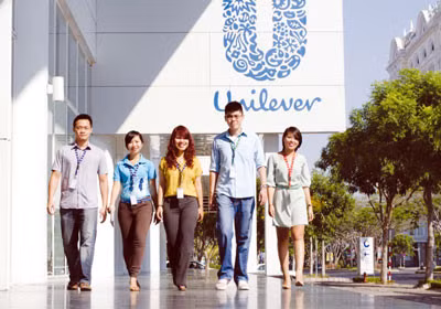 Dân đầu top 15 nơi làm việc tốt nhất tại Việt Nam năm 2015 là Unilever. Unilever là một công ty đa quốc gia, chuyên sản xuất các mặt hàng tiêu dùng như mỹ phẩm, hóa chất giặt tẩy, kem đánh răng, dầu gội, thực phẩm...Unilever đã ba năm liên tiếp được người đi làm bình chọn là nơi làm việc tốt nhất Việt Nam.