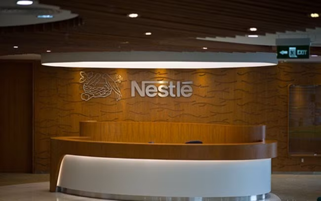 Vị trí tiếp theo là Nestle. Nestle là một công ty thực phẩm và giải khát lớn hàng đầu trên thế giới.