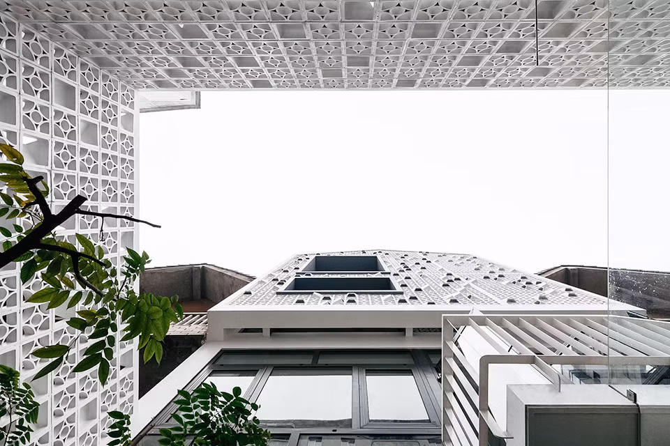 Những bức tường thiết kế lạ từ những tấm bê tông lỗ lấy ý tưởng từ phong cách kiến trúc thời bao cấp.