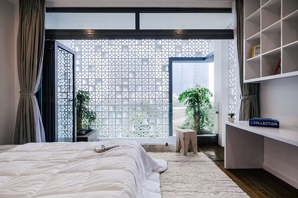 Các bức tường ngăn lỗ giúp ánh sáng tự nhiên chiếu thẳng vào nhà.