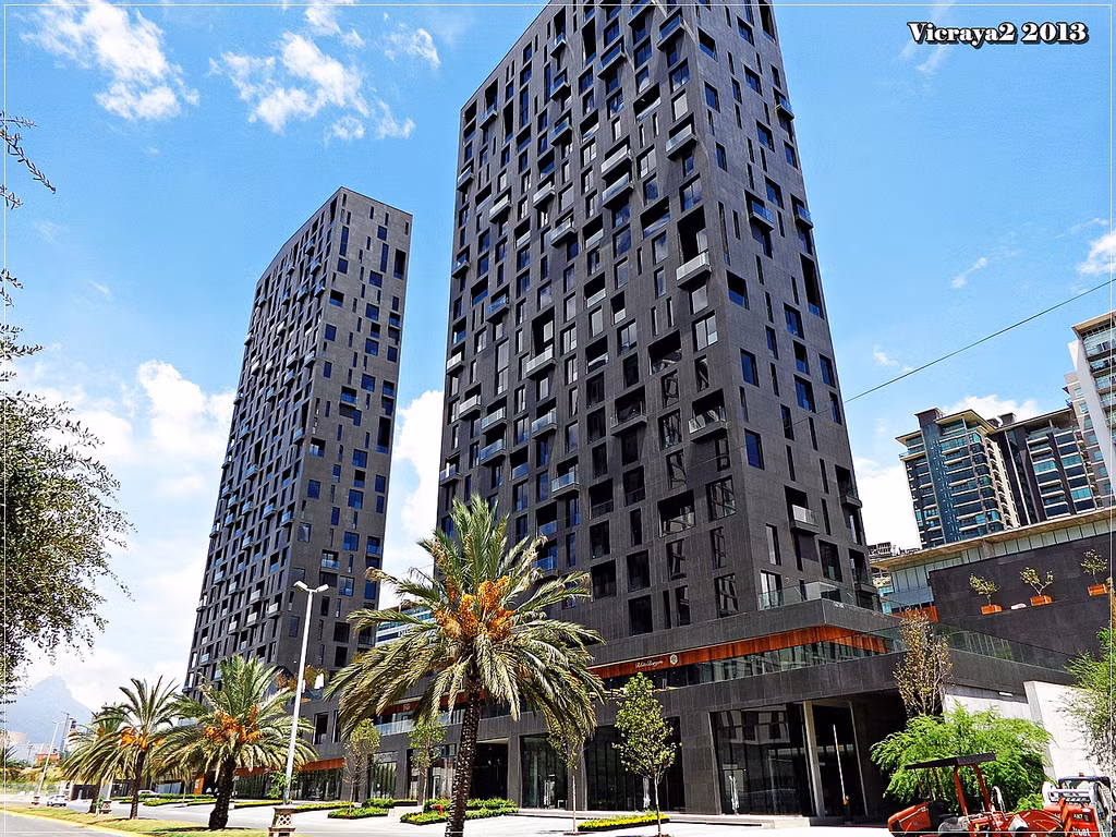 Tòa tháp đôi Magma tại Monterrey, Mexico, là khu tổ hợp văn phòng, căn hộ. Công trình được xây dựng mô phỏng trò chơi xếp hình Tetris kinh điển. Không gian giữa 2 tòa có hầu hết các tiện nghi như hồ bơi, quầy bar, phòng tập thể dục, khu vui chơi giải trí và vườn mái xanh