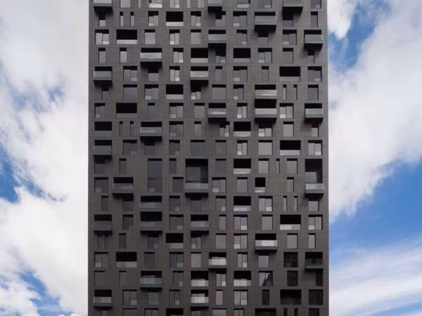 Bên cạnh kiến trúc độc đáo, nó còn mang tinh thần nhân đạo khi trong mỗi phòng vệ sinh đều có những thiết bị kiểm tra sức khỏe, cho phép đo cân nặng và huyết áp của các nhân viên trong tòa nhà. Bác sĩ sẽ được hệ thống này tự động chuyển các thông tin dữ liệu của những nhân viên có các chỉ số sức khỏe bất thường.