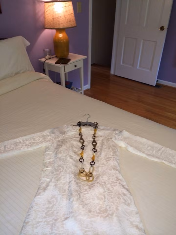 Có vẻ Ngọc Khánh thích màu trắng. Cả căn nhà đều có gam màu trắng và màu kem tân thời, thanh nhã và hiện đại.