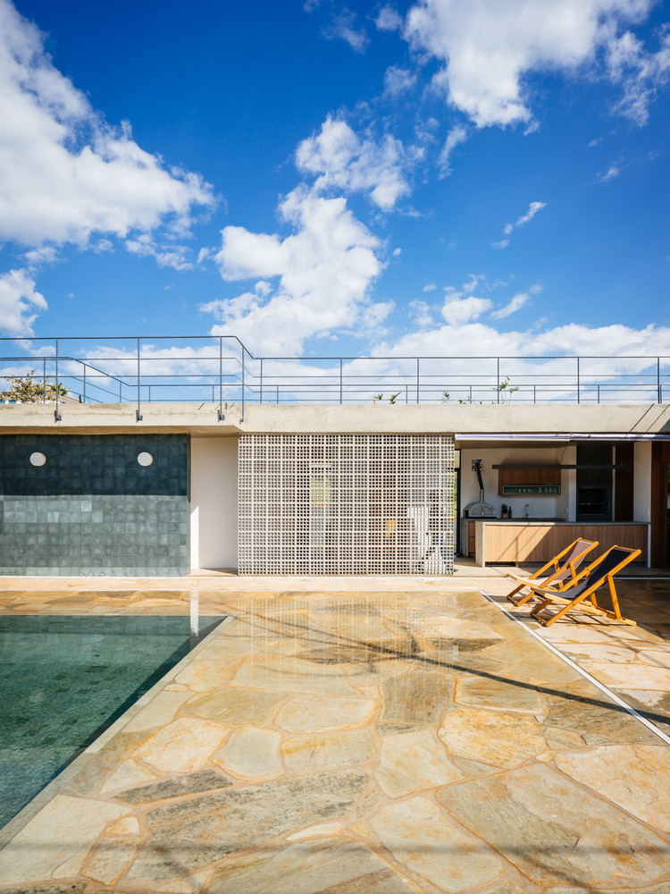 Trong khi đó, phòng khách và phòng bếp cũng được đặt ở các vị trí tốt nhất để có thể ngắm nhìn trọn vẹn cảnh quan thiên nhiên bên ngoài.