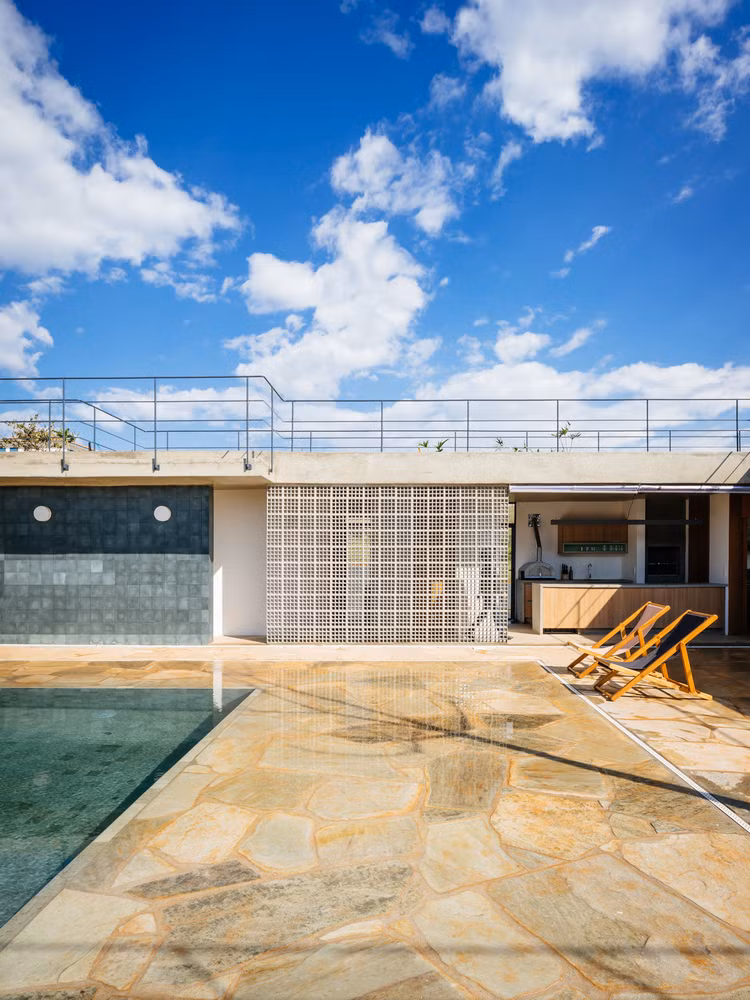 Trong khi đó, phòng khách và phòng bếp cũng được đặt ở các vị trí tốt nhất để có thể ngắm nhìn trọn vẹn cảnh quan thiên nhiên bên ngoài.